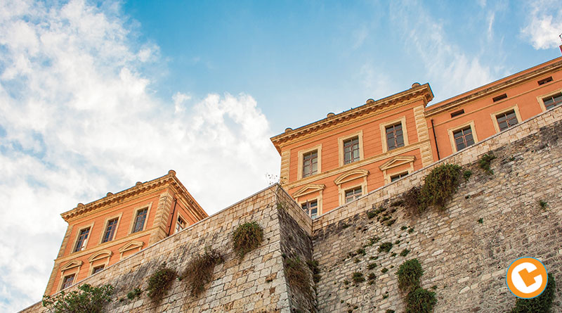 Cagliari, le antiche mura del quartiere Castello coi suoi palazzi storici. - Foto Luca Careddu